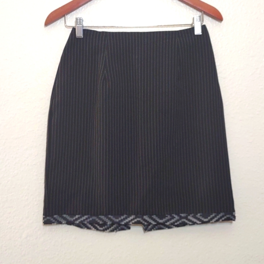 SLIGHTLY USED VICTORIA ASHLEY PIN STRIPE SKIRT WITH DESIGN ON HEM SIZE 5/6